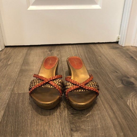 COLE HAAN GOLD AND ORANGE LEATHER WEDGE SLIDE SZ 6 - Picture 1 of 6